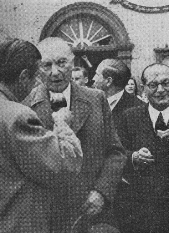 Adenauer während eines Rundfunkinterviews vor dem Beilsteiner Bürgerhaus