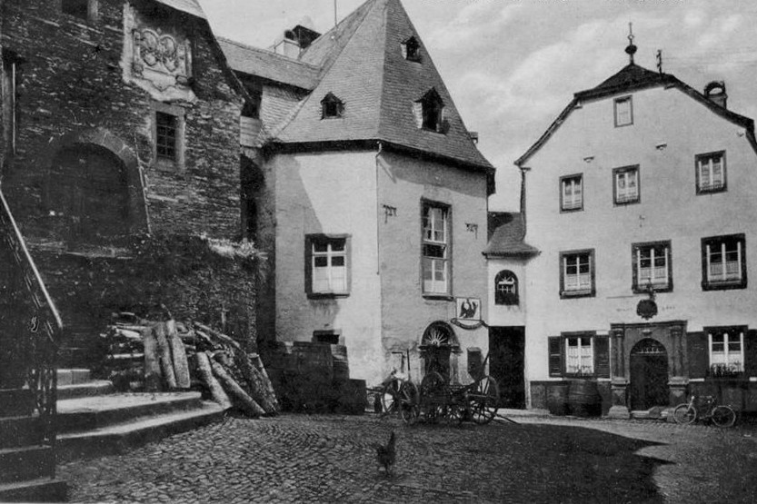 Holzvorat vor Zehnthaus