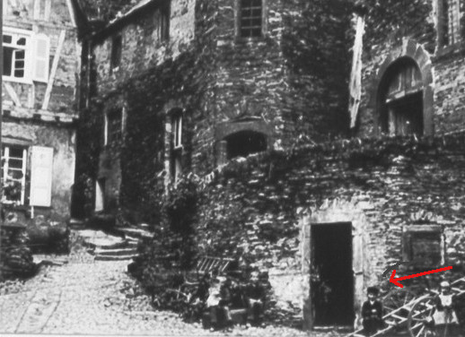 Jüdisch-orthodoxer Junge vor Zehnthaus