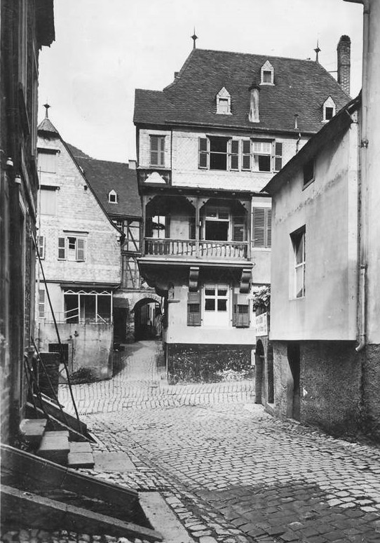 Koppels Laden Richtung Torbogen