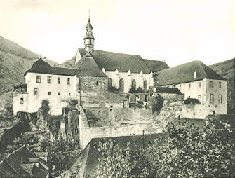 Westfluegel_Kloster_aus_Felsmassiv