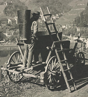 Zweiachsiger Wagen mit Bütte