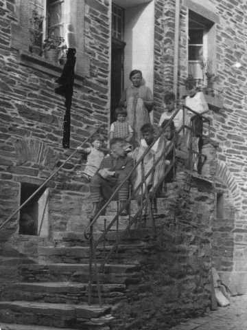 Altes Spukhaus mit Bewohnern um 1910